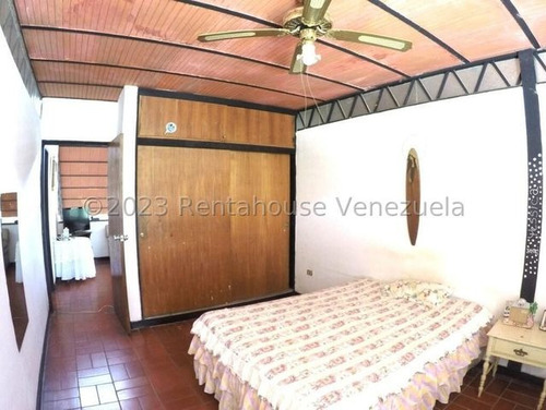Yg Increíble Casa Con Dos Anexo, Potencial Para Remodelar Residencial O Comercial, Ubicada En Esquina Con Fácil Acceso En Venta En La Trinidad 24-1929 Ys