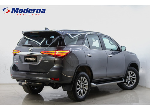 Toyota Hilux SW4 2.8 D-4D TURBO DIESEL SRX 7L 4X4 AUTOMÁTICO