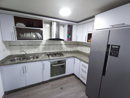 Imagen 10 de 30 de Hermoso Townhouse Ubicado En Conjunto Cerrado Con Pozo, Vigilancia Privada Y Doble Porton De Acceso, Es Moderno Y Tendencia Minimalista, Cuenta Con Su Cocina Empotrada Equipada, Pisos Laminados