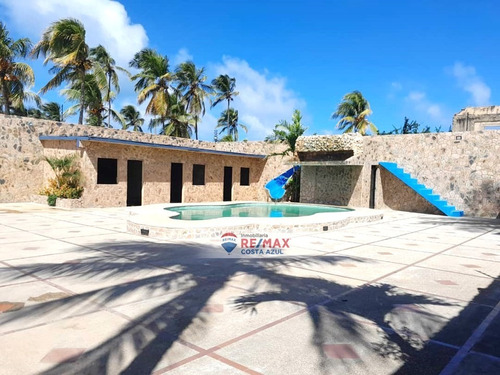 En Venta Casa Ideal Para Posada A Una Cuadra De Playa Los Cocos En Chichiriviche.