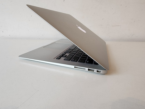 Imagen 6 de 10 de Macbook Air A1466 I5 13.3'' 4gb Ram 128gb + Cargador - Leer