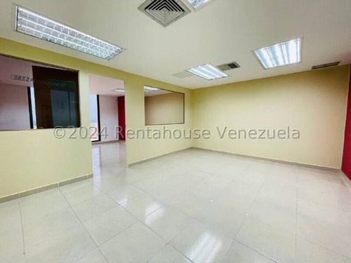 Amplia Oficina En Alquiler En La Icónica Torre Sindoni En Maracay. 24-23054 Cm