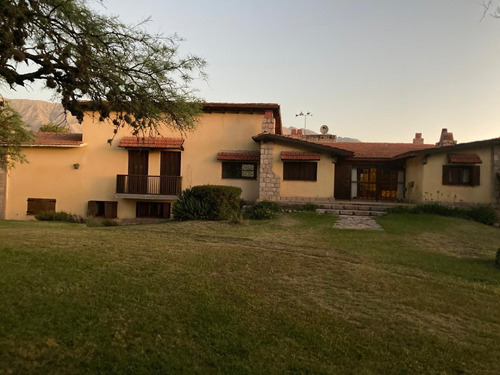 Imponente Chalet 2 Plantas Amplio Parque, 2 Piscinas Y Casa Casero En Las Calles