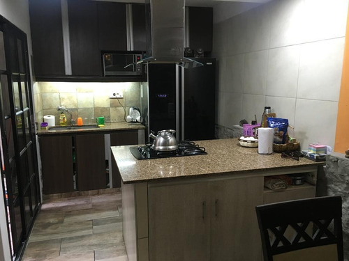 Vende Casa 3 Dormitorios, 2 Baños, Garaje, Barbacoa , Azotea