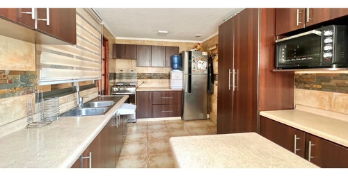 Casa En Venta De 5 Dorm. En Lo Barnechea Avda La Dehesa