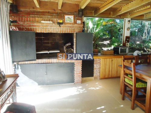 Imagen 14 de 25 de Propiedad En Playa Mansa, A Pocos Metros Del Mar.