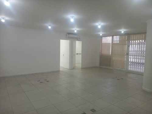 Excelente Sala Comercial Próxima Ao Metrô República, Na Av. Ipiranga 318, Com 148 M2 Mais 33,26 M2 De Área Comum. Imóvel Conta 7 Ares-condicionados, 4 Elevadores, 3 Banheiros, Segurança No Condomínio