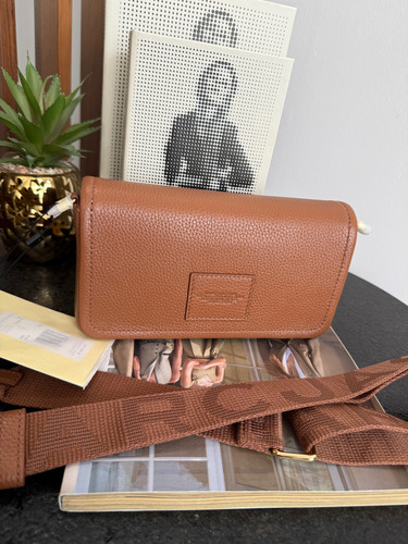 Bolsa Marc Jacobs The Leathermini Bag Acabado De Los Herrajes Oro Color Camel Correa De Hombro Camel Diseño De La Tela Lisa