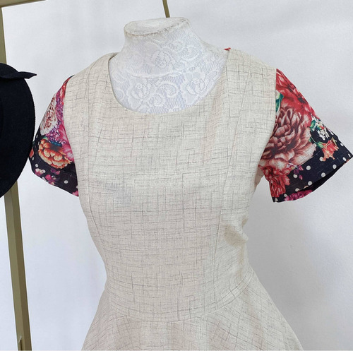 Imagem 5 de 8 de Vestido Midi Rodado Com Manga Bege Floral