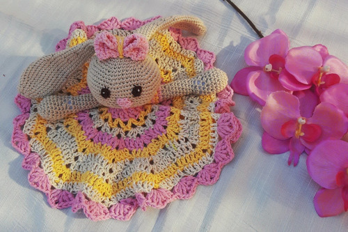 Imagen 2 de 3 de Ofelia La Coneja, Mantita De Apego Tejida Al Crochet