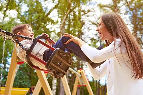 Columpios para niños pequeños fotografías e imágenes de alta