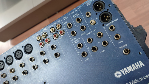 Mesa De Som Yamaha Mg166 Cx Usb ( P/ Tirar Peças Ou Arrumar) (Usado)