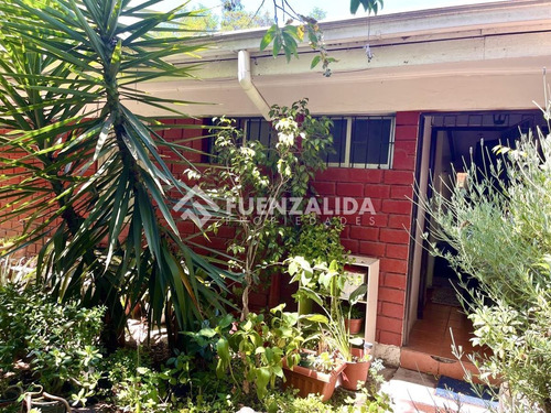 Casa En Venta De En La Reina. 376/ 119 Mts.uf 6.700