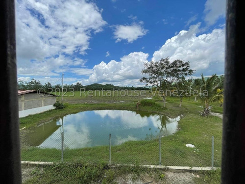 Carlos Colmenarez Felx 23-33543 Vende Finca Con 10 Hectareas Y 4.642 Mts Pozo Profundo De 80 Metros, Bomba De 14 Hp Luz Trifasica Laguna De 50 Por 40 Metros Cochinera De 30 Corrales