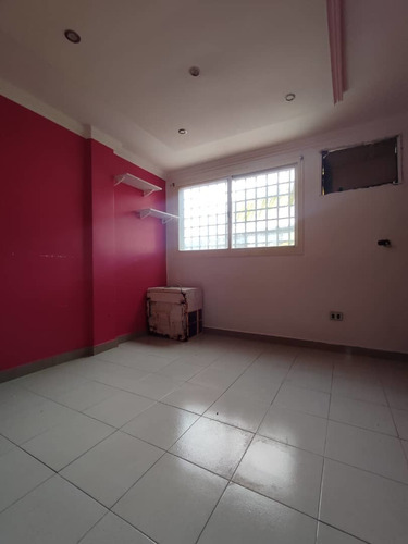 Imagen 7 de 12 de Tonw House. 110mts. 4habitaciones,3 Baños, 2puesto.