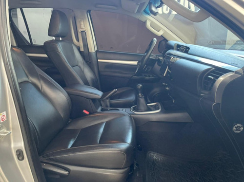 Toyota Hilux Srx 4x4 Manual Año 2017 Color Gris