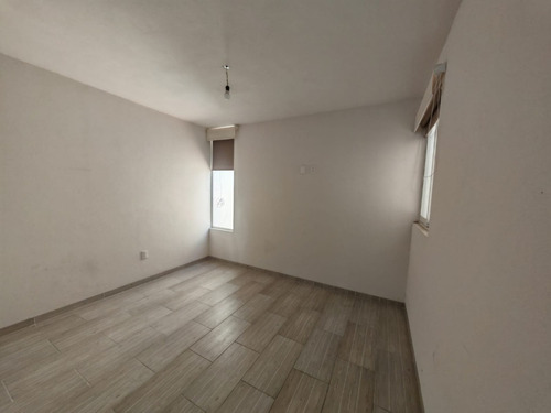 Fracc. Vista Azul A Unos Pasos De Tec Milenio Cerca Del Libram.surpte Casa En Esquina De 4 Recamaras Con Closets Y Estudio En Pb, Espacios Amplio E Iluminados