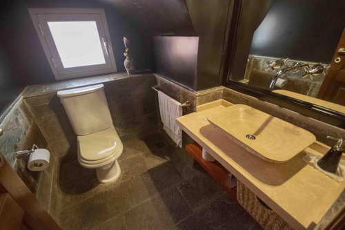 Casa De 5 Ambientes Con Dependencia De Servicio En Venta, En Martínez.