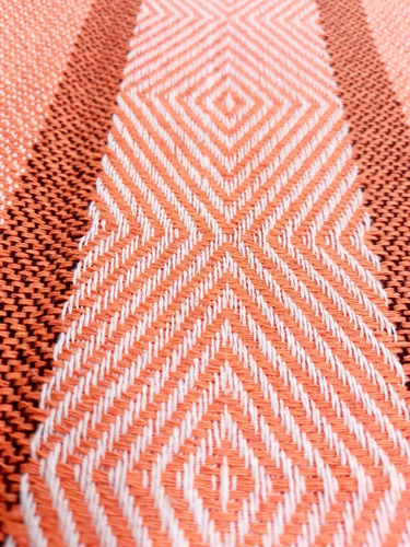 Imagen 3 de 6 de Poncho Artesanal Rombos Naranja