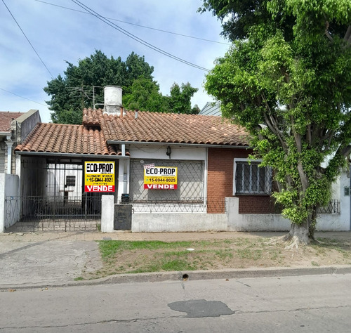 Chalet Sobre Lote 318,5 M2.- De 3 Ambientes Con Cochera Y Fondo Libre. Apta Credito