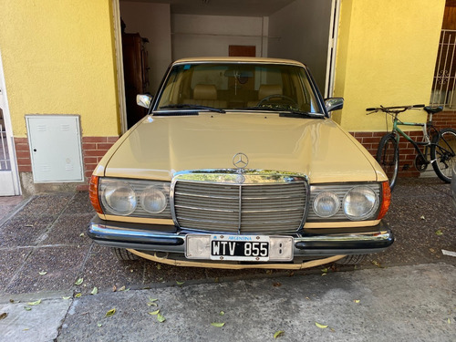 Imagen 4 de 15 de Mercedes Benz 250 W123 1981