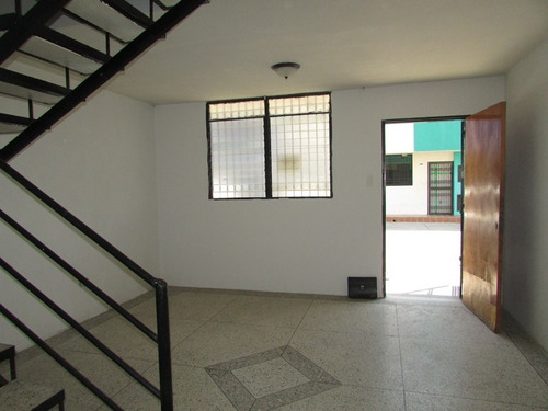 Imagen 2 de 12 de Vende. Th. 74m2. Pque Valencia. Agosto22. Sandra Niño