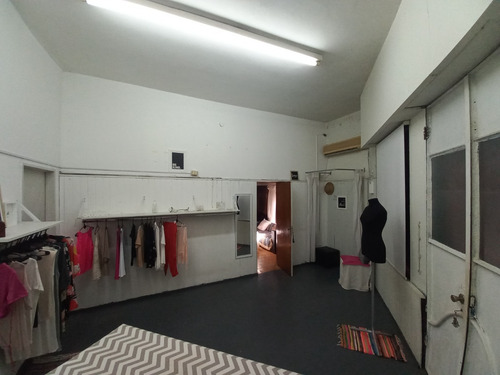 Venta Casa Lote Propio Con Garage Cubierto Y Local En Esquina 2 Plantas Con 2 Terrazas Tiene 166 M2 Cubiertos. A 3 Cuadras Parque Sarmiento Y Av Balbin, 4 Cuadras Av Gral Paz Y A 3 Cuadras Av Parque