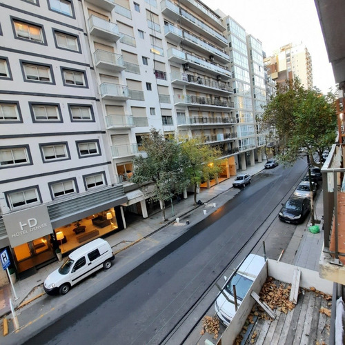 Imagen 5 de 12 de Ambiente Y Medio Con Ventanal A La Calle