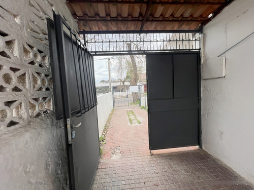Alquiler De Hermosa Casa, Totalmente Reciclada, Piedras Blancas, 2 Dormitorios, Cochera, Baño, 2 Patios, Sin Gastos Comunes, Muy Segura!!