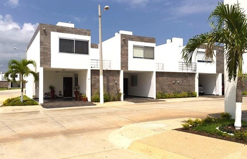 Venta De Casa En Fraccionamiento Real Campestre, Coatzacoalcos, Veracruz Na1122