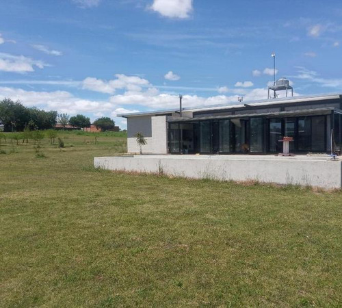 Casa 3 Dormitorios, 2 Baños, Piscina Y Amplio Parque