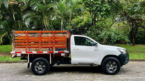 Toyota Hilux 2.4 HILUX 2.4 DIESEL ESTACAS 4x4 FULL EQUIPO