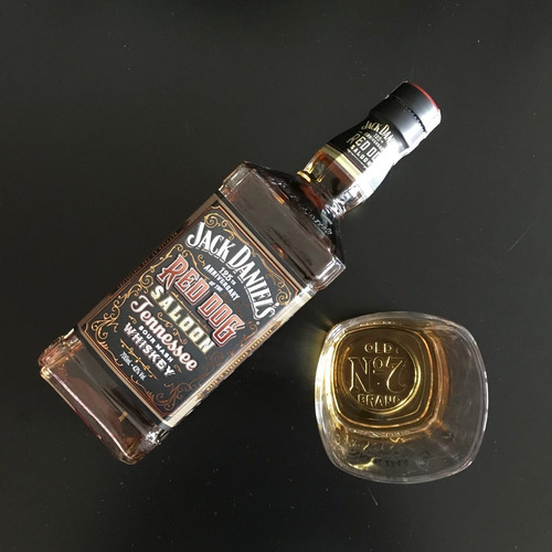 Imagen 9 de 10 de Whisky Jack Daniels Red Dog Saloon 700ml En Estuche