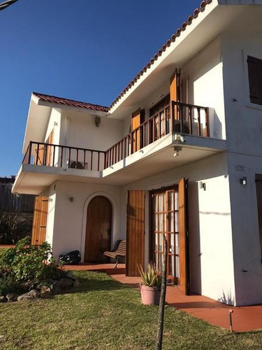 Casa - Punta Del Este. 4 Dormitorios. A Media Cuadra Del Mar