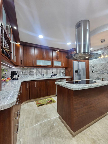 Casa En Venta Los Castores Totalmente Remodelada, Amoblada Acabados De Lujo.