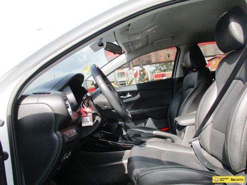 Imagen 9 de 15 de Kia Cerato Vivro Vibrant 1600cc Mt Aa