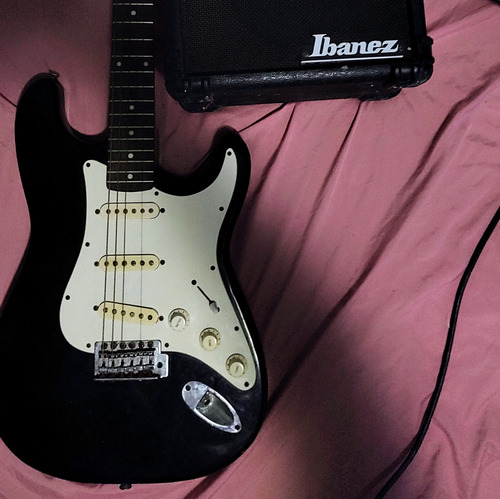 Guitarra Eléctrica Fender Squier + Amplificador Ibanez