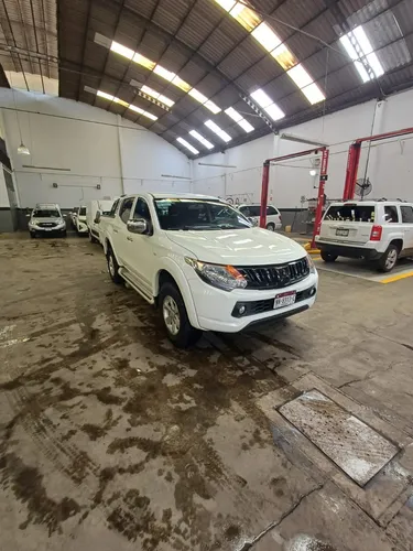 Mitsubishi L200 2.4 Cabina Doble 4x2 Mt