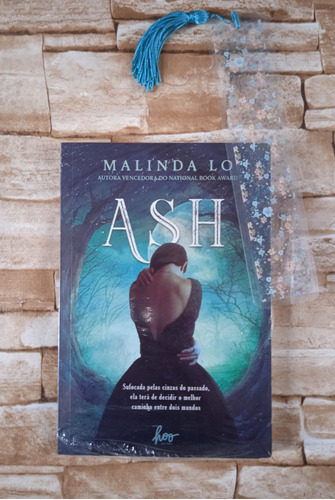 Livro Ash - Romance - Malinda Lo + Marcador De Páginas Decorativo 