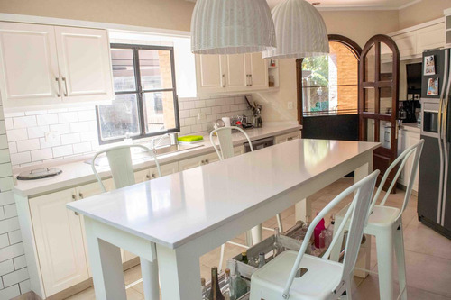 Casa De 6 Ambientes En Venta Con Cochera En Las Lomas De San Isidro
