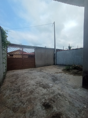 Casa 2 Dormitórios Em Bairro Residencial, Próximo A Comércios, Escolas, Transportes E Muito Mais!