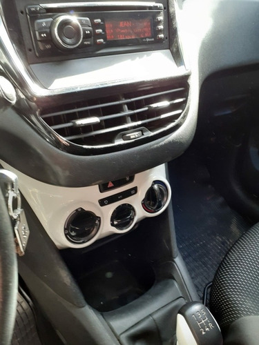 Peugeot 208 .