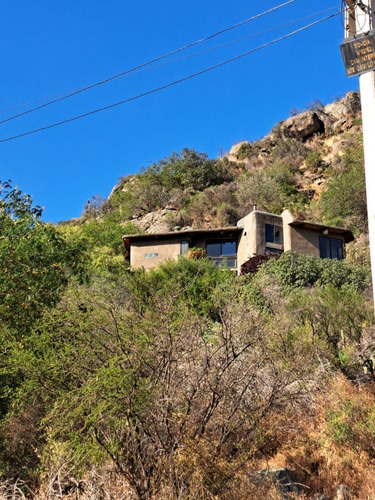 Casa De Cuentos Inserta En Cerro Y Maravillosa Arquitectura