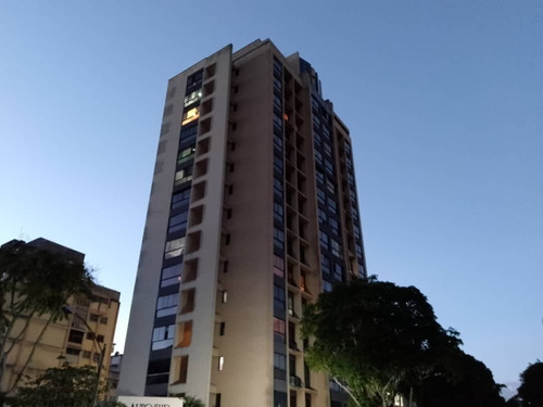 Espectacular Apartamento Remodelado Y Amoblado En El Mejor Edificio De La Trinidad, Caracas. (a.c)