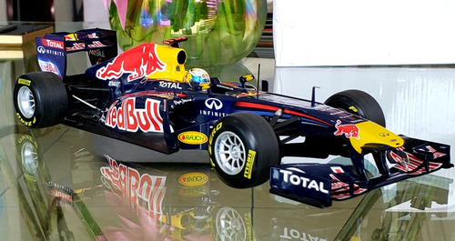 Sebastian Vettel Campeón 2011 Red Bull Rb7 Minichamps 1/18