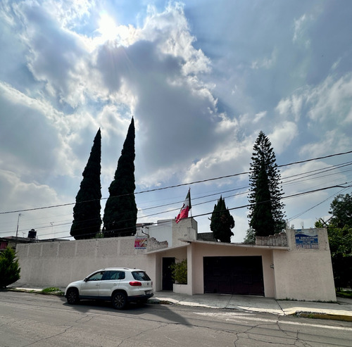 Amplia Casa Con Jardín