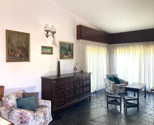 Venta De Casa En Pinares A Reciclar, 4 Dormitorios,1 Baño.