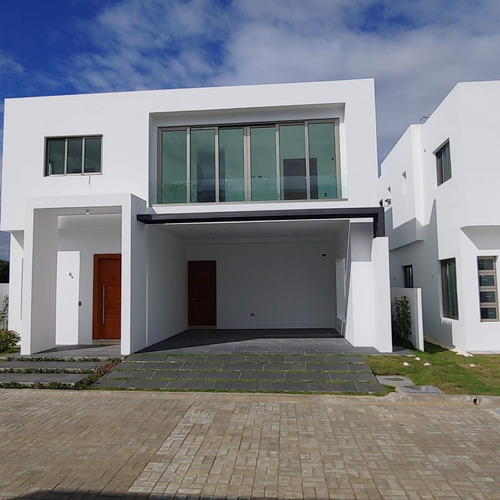 Casa En Las Carmelitas En Residencial Cerrado