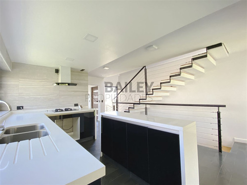 Casa En Arriendo De 4 Dorm. En Concón