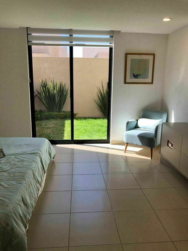 En Venta Casa Entre El Refugio Y Zibata, 139 M2, Gran Jardín, 3 Recamaras